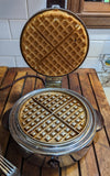 Toastmaster Model 2D2 Waffle Iron Art-deco, Chrome and Bakelite