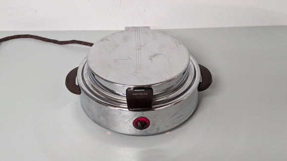 Toastmaster Model 2D2 Waffle Iron Art-deco, Chrome and Bakelite